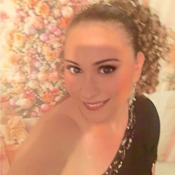 Meet Poshmark Ambassador Lorrie! Please Read Me! - Picture 1 of 6